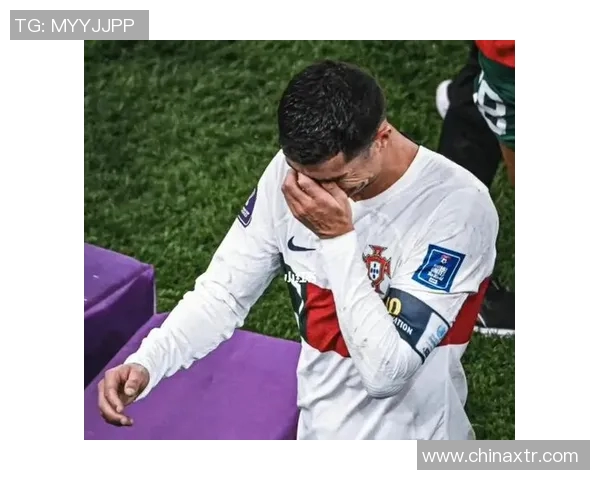 球迷疯狂冲入赛场抢C罗球衣引发热议的奇葩事件